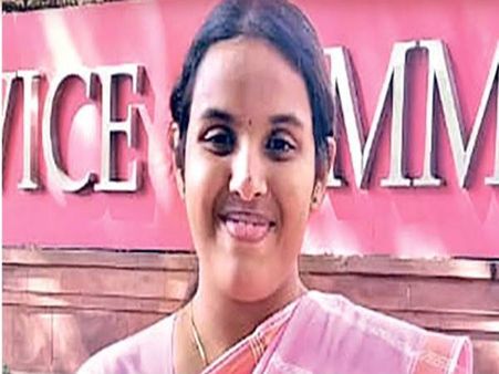 முதல் முயற்சியிலேயே மகுடம் சூடிய ராணி