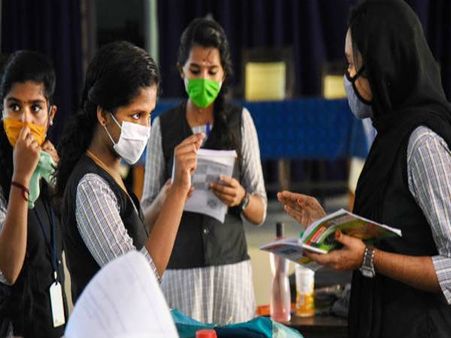 கொரோனாவால் முடங்கிய தேர்வுகள்