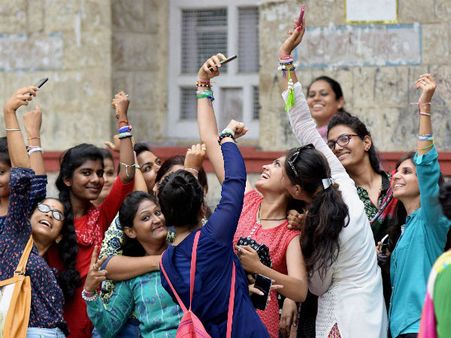 மாணவர்களை அள்ளிச் சென்ற ஐடி கம்பெனிகள்