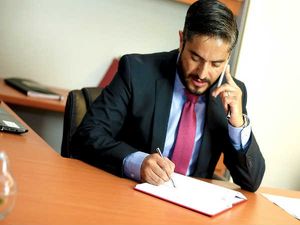 Career In Corporate Law: जानिए कॉर्पोरेट लॉ में करियर की संभावनाएं, विकल्प और सैलरी