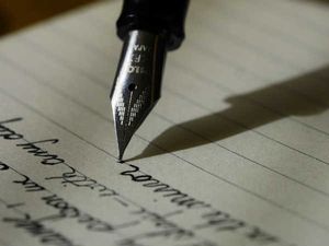 Career Options In Writing: लिखने का शौक है तो बनाएं इन 6 फील्ड में करियर