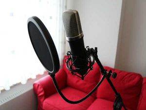 Career In Voice Acting: वॉइस ओवर/डबिंग आर्टिस्ट के रूप में करियर की संभावनाएं, कोर्स और सैलरी