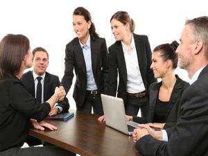 Job Tips In Hindi: ऑफिस में दूसरों से आगे रहना है, तो अपनाएं ये 5 टिप्स