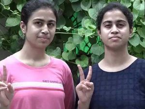 CBSE 12th Result 2020: सीबीएसई परीक्षा में जुड़वां बहनों ने रचा इतिहास, हर विषय में मिले बराबर अंक