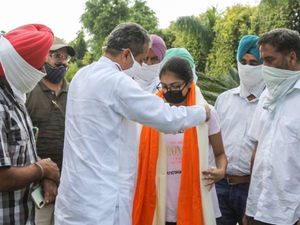 Punjab Board 12th Topper 2020: पंजाब के शिक्षा मंत्री ने 12वीं टॉपर जशनप्रीत कौर को किया सम्मानित