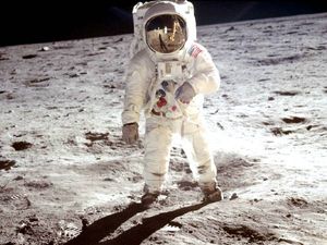 Moon Day 2021 History Significance Facts: चांद पर पहला कदम रखने वाले नील आर्मस्ट्रांग की कहानी