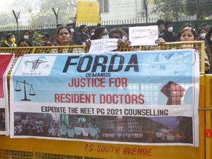 NEET PG Counselling 2021 Latest News नीट पीजी काउंसलिंग में होगी देरी, डॉक्टर्स की हड़ताल जारी