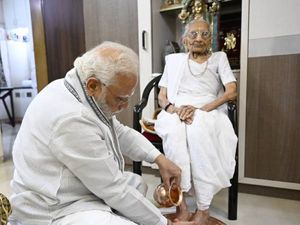 हीराबेन की संघर्ष भरी कहानी, कभी मां का प्यार नसीब नहीं हुआ