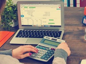 B.Com अकाउंटिंग में कैसे बनाएं करियर, जानें कोर्स से जुड़ी सभी डिटेल्स