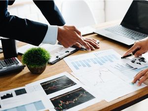 B.Com फॉरेन ट्रेड मैनेजमेंट में कैसे बनाएं करियर, जानें टॉप कॉलेज और उनकी फीस के बारे में