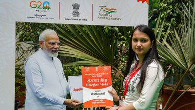 हल्के में मत लीजिए रोजगार मेला को, मंत्रालयों तक में लगी है लोगों की सरकारी नौकरी