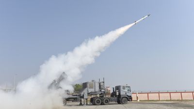 DRDO ने जमीन से हवा में मार करने वाली आकाश मिसाइल का किया सफल परीक्षण