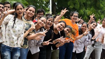 CBSE Board Result 2024: सीबीएसई बोर्ड 10वीं, 12वीं में लड़कियों ने मारी बाजी, जानिए कौनसा स्कूल रहा टॉप पर