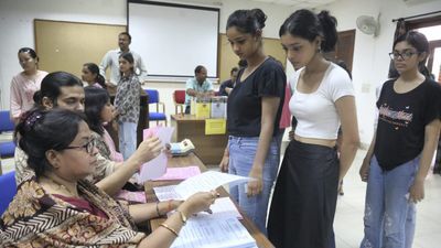 दिल्ली यूनिवर्सिटी ने बढ़ाई यूजी, पीजी और पीएचडी कोर्स की फीस, 2024-25 सेशन के लिए होगी लागू 