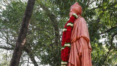स्वामी विवेकानंद पुण्यतिथि: कितने पढ़ें हुए हैं विवेकानंद? यहां जानें उनके करियर और अवार्ड्स के बारे में