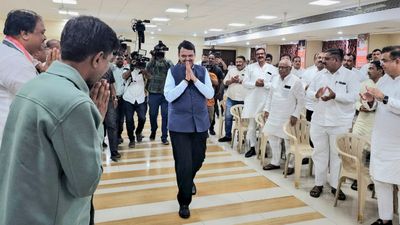 कौन है देवेंद्र फडणवीस? जानिए उनकी शिक्षा, राजनीतिक करियर और नीतियों के बारे में