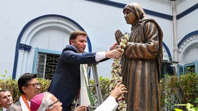 Mother Teresa Birth Anniversary: कौन थी मदर टेरेसा? 10 लाइनों में जानिए उनके बारे में
