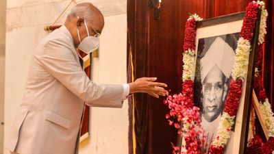 Teacher's Day 2024: जानिए डॉ राधाकृष्णन के राष्ट्रपति और उपराष्ट्रपति बनने की पूरी कहानी 