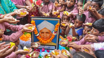 Dr Radhakrishnan Birth Anniversary: कितने पढ़ें- लिखे हैं सर्वपल्ली राधाकृष्ण? जानिए उनकी शिक्षा के बारे में..