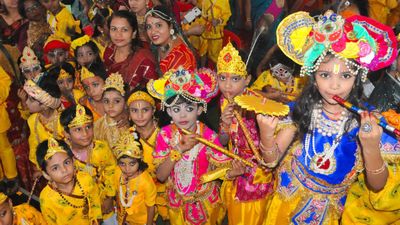 Krishna Janmashtami 2024: इस जन्माष्टमी को बनाएं अपनो के साथ खास, शेयर करें टॉप 10 विशेज, मैसेज और कोट्स