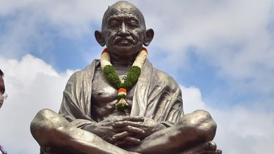 Gandhi Jayanti 2024: गांधी जयंती पर कैसे लिखें निबंध? कक्षा 1, 3 और 5 के छात्र यहां से करें तैयारी