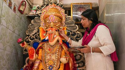 Happy Ganesh Chaturthi 2024: गणेश चतुर्थी पर शेयर करें टॉप विशेज मैसेज, दें गणपति के जन्मदिवस की बधाई