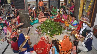 Hartalika Teej 2024: हरतालिका तीज पर दें, इन टॉप 10 शायरी विशेज से अपनों को बधाई