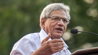 CPM नेता सीताराम येचुरी का निधन, यहां जानें उनकी शिक्षा और राजनीतिक करियर के बारे में