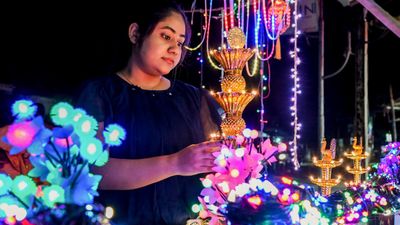 Diwali Essay 2024: छोटी दीपावली पर कैसे लिखें 150, 300 और 500 शब्दों में निबंध? स्कूल छात्र यहां देखें पैटर्न