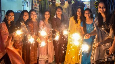 Diwali Essay 2024: दिवाली पर 100, 200 और 300 शब्दों में कैसे लिखें निबंध? छात्र यहां से करें तैयारी