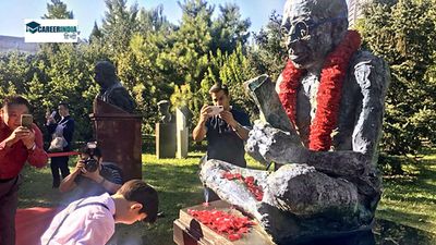 Gandhi Jayanti Shayari 2024: 2 लाइन की शायरी से दें राष्ट्रपिता महात्मा गांधी को श्रद्धांजलि