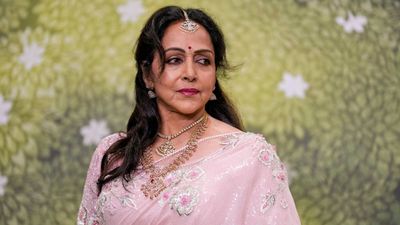 Birthday Special: कितनी पढ़ी लिखी हैं हेमा मालिनी? जानिए उनकी शिक्षा और करियर के बारे में..