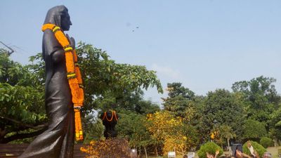 Indira Gandhi Essay 2024: इंदिरा गांधी पर 100, 200 और 250 शब्दों में निबंध कैसे लिखें?