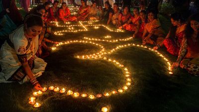 Narak Chaturdashi 2024: नरक चतुर्दशी पर शेयर करें बेस्ट विशेज मैसेज और कोट्स वो भी हिंदी में..