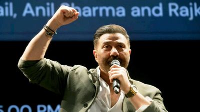 क्या Sunny Deol अनपढ़ हैं? जानिए उनकी विदेशी पढ़ाई, फिल्मी करियर और अवार्ड्स के बारे में