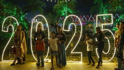 Happy New Year Quotes 2025 नए साल के बेस्ट कोट्स से सजाएं अपना व्हाट्सएप स्टेटस