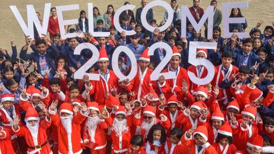 Merry Christmas 2024: अपने दोस्तों और प्रियजनों को दें क्रिसमस की बधाई, भेजे ये कोट्स और मैसेज