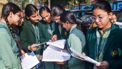 CBSE Board Exam 2025: कक्षा 12वीं फिजिक्स पेपर किसी को लगा टफ तो किसी ने कहा लंबे आंसर के लिए समय कम