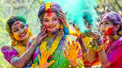 Holi Essay in Hindi: रंगों के त्योहार होली पर निबंध लिखना है, ये रहे 3 अलग-अलग प्रारूप