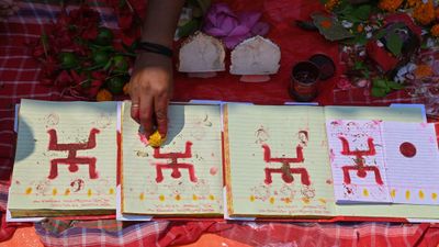 Happy Pohela Boishakh 2025: टॉप बंगाली नववर्ष शुभकामनाएं कोट्स, शेयर करें दोस्तों और प्रियजनों को