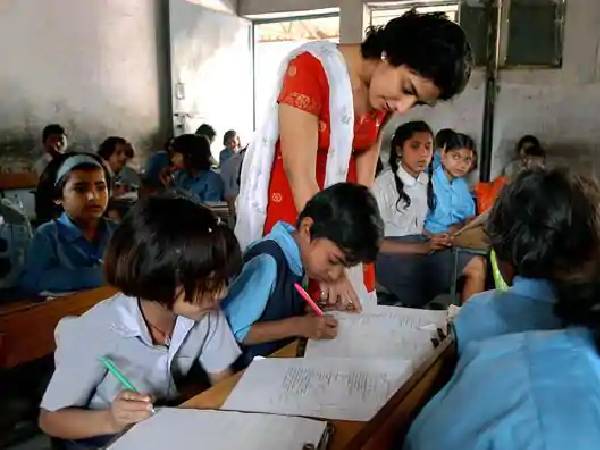 Himachal Pradesh Unlock 6 Guidelines 2020: हिमाचल प्रदेश में 2 नवंबर से खुलेंगे स्कूल, पढ़ें गाइडलाइन Himachal Pradesh Unlock 6 Guidelines 2020: हिमाचल प्रदेश में 2 नवंबर से खुलेंगे स्कूल, पढ़ें गाइडलाइन