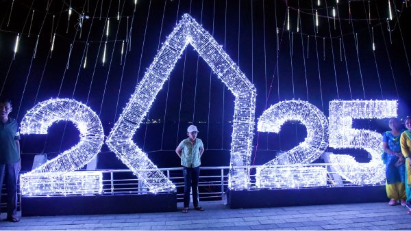 New year Eve 2024: नववर्ष की पूर्व संध्या दोस्तों को भेजें शुभकामनाएं, संदेश और शेयर करें स्टेटस