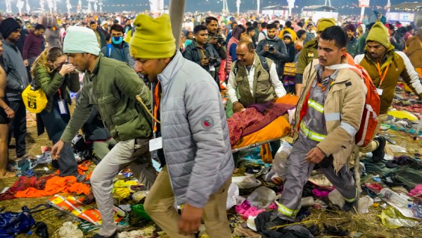 आखिर धार्मिक स्थलों पर क्यों होती है जानलेवा भगदड़ की घटनाएं आखिर धार्मिक स्थलों पर क्यों होती है जानलेवा भगदड़ की घटनाएं