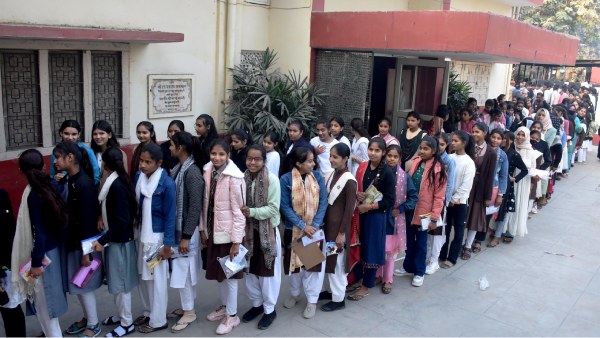 पहले दिन उत्तर प्रदेश बोर्ड परीक्षा में 54 लाख छात्रों ने दी परीक्षा पहले दिन उत्तर प्रदेश बोर्ड परीक्षा में 54 लाख छात्रों ने दी परीक्षा