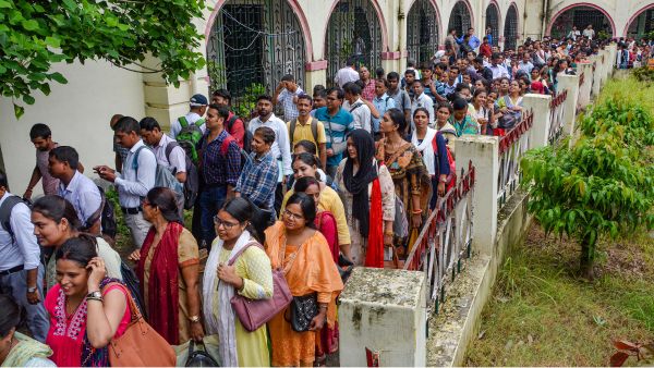 बिहार में 51,389 नए शिक्षकों को मिला नियुक्ति पत्र, सरकारी शिक्षकों की संख्या पहुँची 5.65 लाख बिहार में 51,389 नए शिक्षकों को मिला नियुक्ति पत्र, सरकारी शिक्षकों की संख्या पहुँची 5.65 लाख