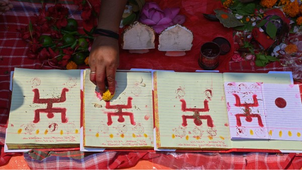 टॉप बंगाली नववर्ष शुभकामनाएं कोट्स, शेयर करें दोस्तों और प्रियजनों को