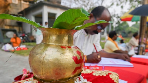 टॉप बंगाली नववर्ष शुभकामनाएं कोट्स, शेयर करें दोस्तों और प्रियजनों को