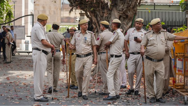 बिहार पुलिस कांस्टेबल भर्ती 2025 के लिए शीघ्र करें आवेदन, 18 अप्रैल अंतिम तिथि बिहार पुलिस कांस्टेबल भर्ती 2025 के लिए शीघ्र करें आवेदन, 18 अप्रैल अंतिम तिथि