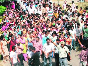 IAS aspirants howl exam changes detained IAS aspirants howl exam changes detained