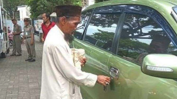 Why does India have Beggars?